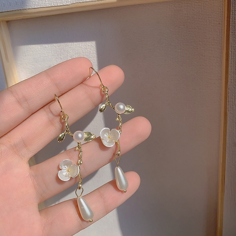 Fresh long elegant earrings pearl with tassels
