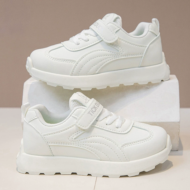 Детские маленькие белые туфли