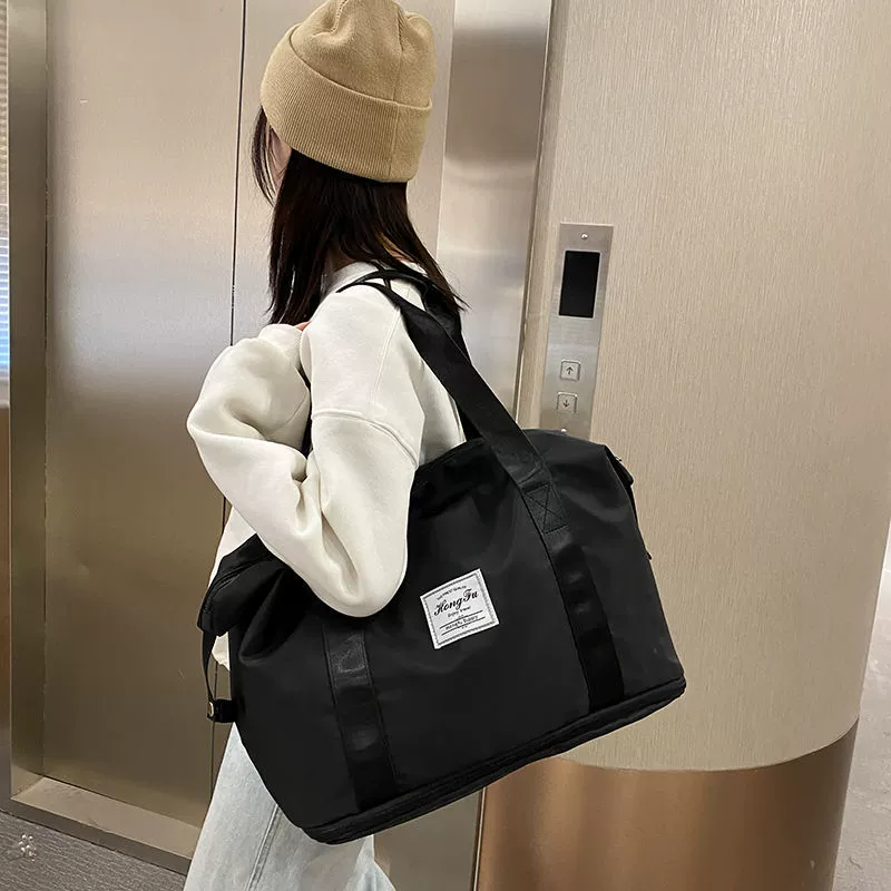 Capacious fashionable luggage travel bag to go out, worn on the shoulder