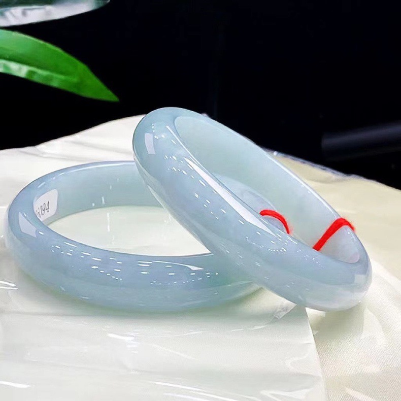 Vòng tay ngọc bích tự nhiên Miến Điện loại A, băng chủng, màu xanh băng, dưỡng ẩm cao cấp, đường kính trong 51–65 mm chi tiết 1