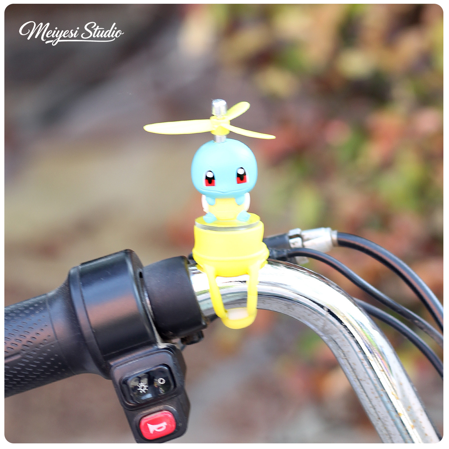 Cute molino de viento bicicleta coche de batería decoración accesorios para automóviles eléctricos muñecas de motocicleta muñecas decoración colgante