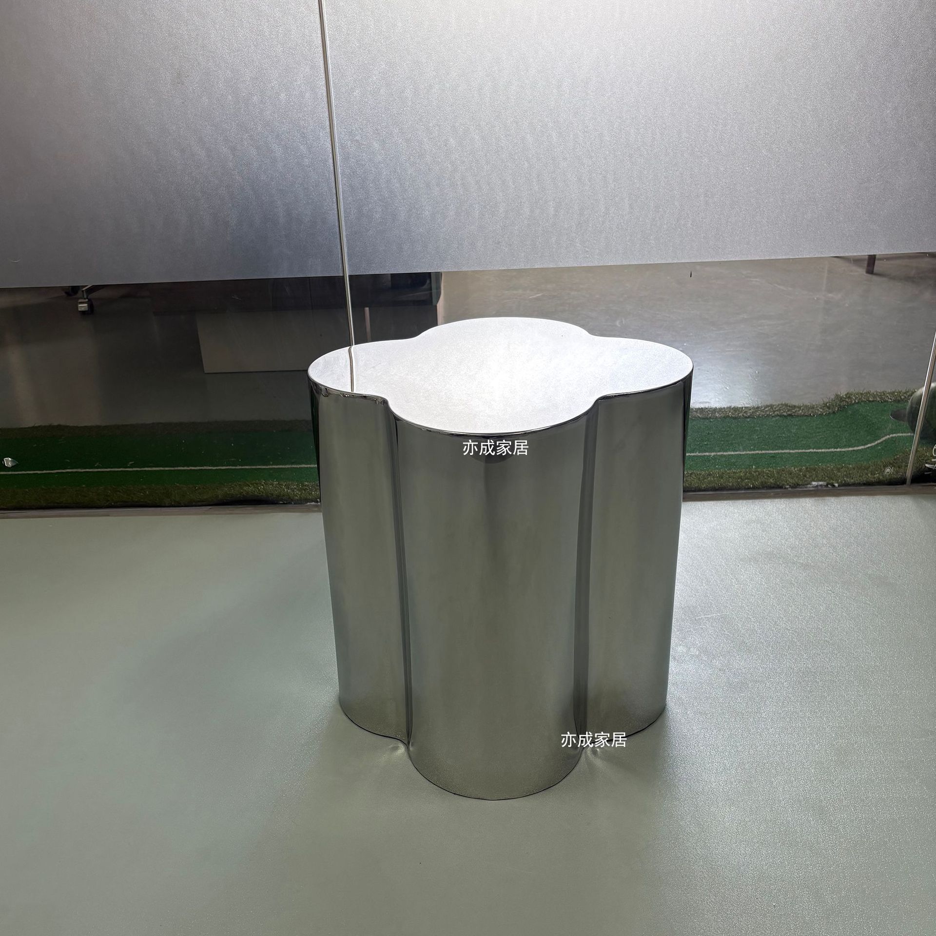 モダンライトラグジュアリークラウドコーナーテーブルイタリアのミニマリストモダンソファコンビネーションコーヒーテーブルシンプルなステンレス鋼のリビングルームサイドテーブル