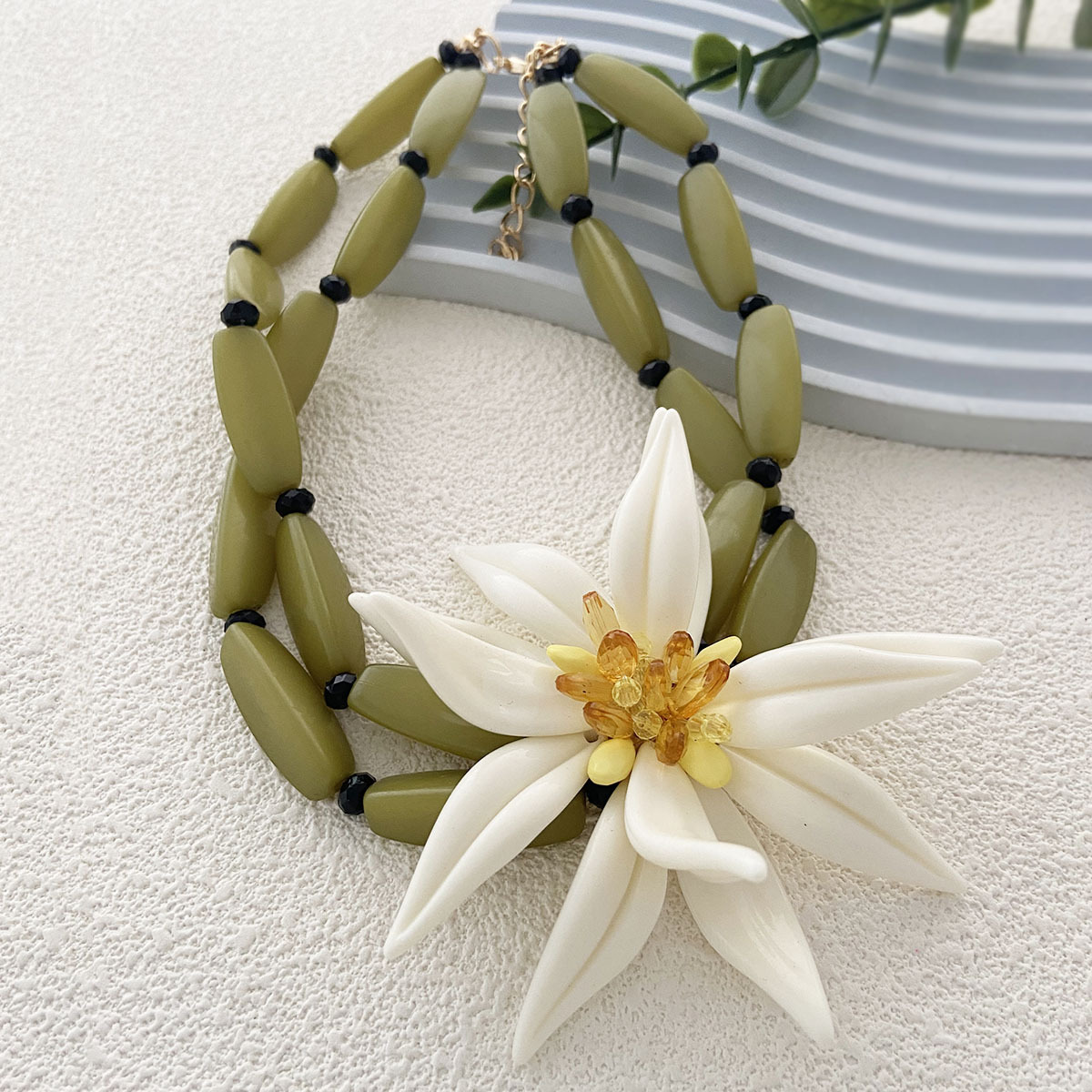 Resin Material Elegant Streetwear Flower Resin Beaded Chain Statement Necklaces Wholesale
