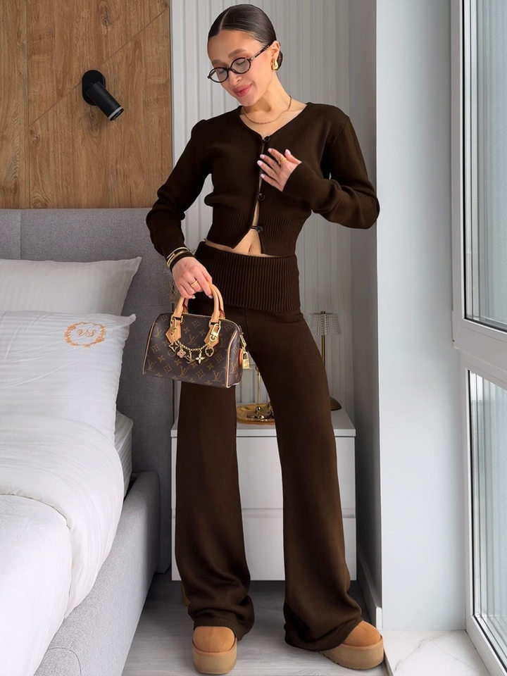 Bộ hai món nữ gồm áo khoác cardigan dệt kim dáng ngắn cổ chữ V và quần ống rộng cạp cao — Màu cà phê, Màu hồng, Màu trắng, Màu xanh dương chi tiết 15