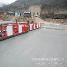 腾宇混凝土路面摊铺机5米价带振动棒的铺路机三滚轴219滚轴摊铺图