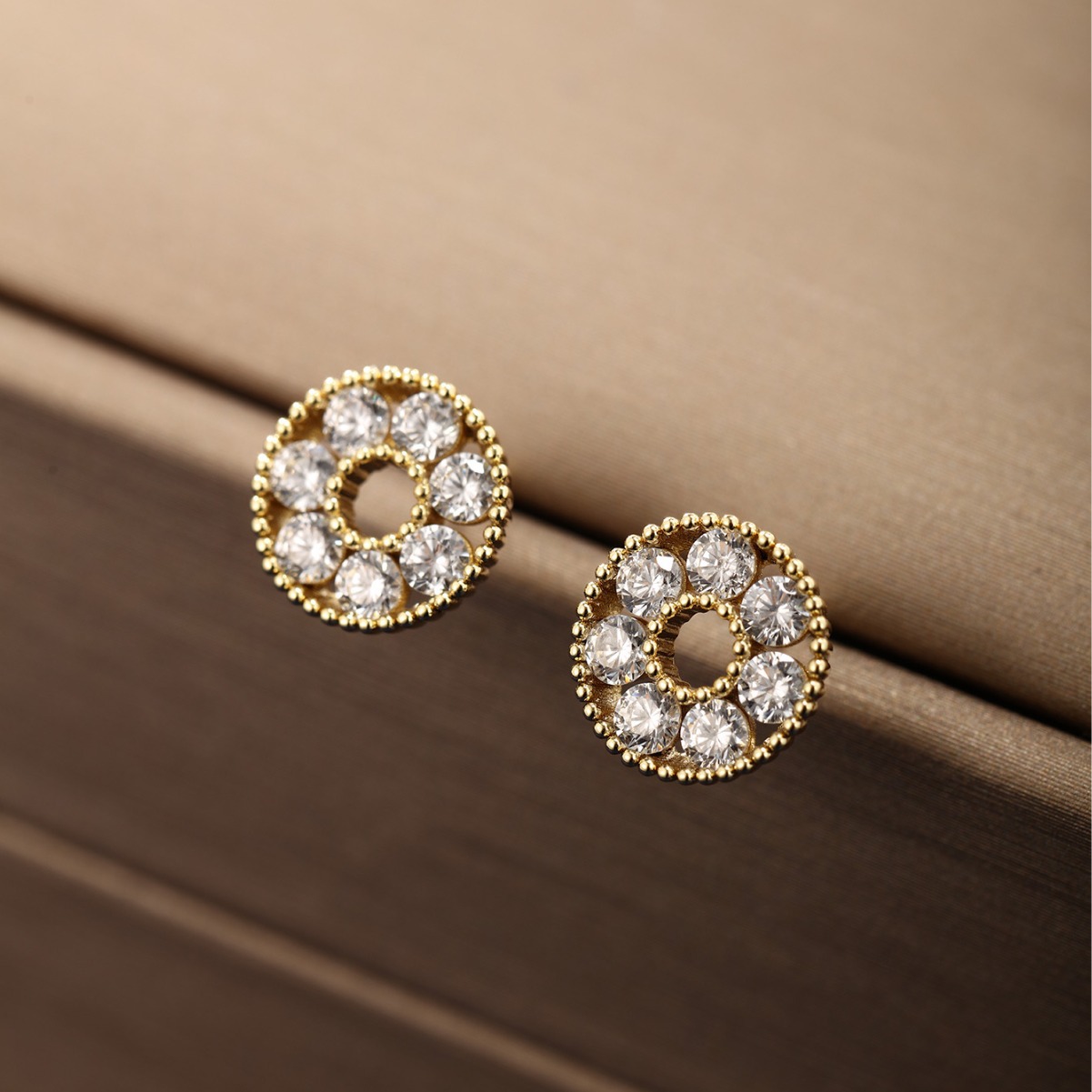 Joyería Xuping aleación de cobre chapado 14K oro pequeño pendientes de alta sensación de nicho ligero pendientes de zircón de lujo pendientes