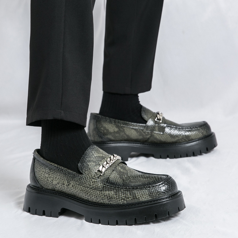 Cross-border tamaño 46 graso aumento de la parte superior de los zapatos de cuero de hombre esmaltado cara brillante zapatos casuales de talón grueso Lefour estilo de pelo zapatos de moda