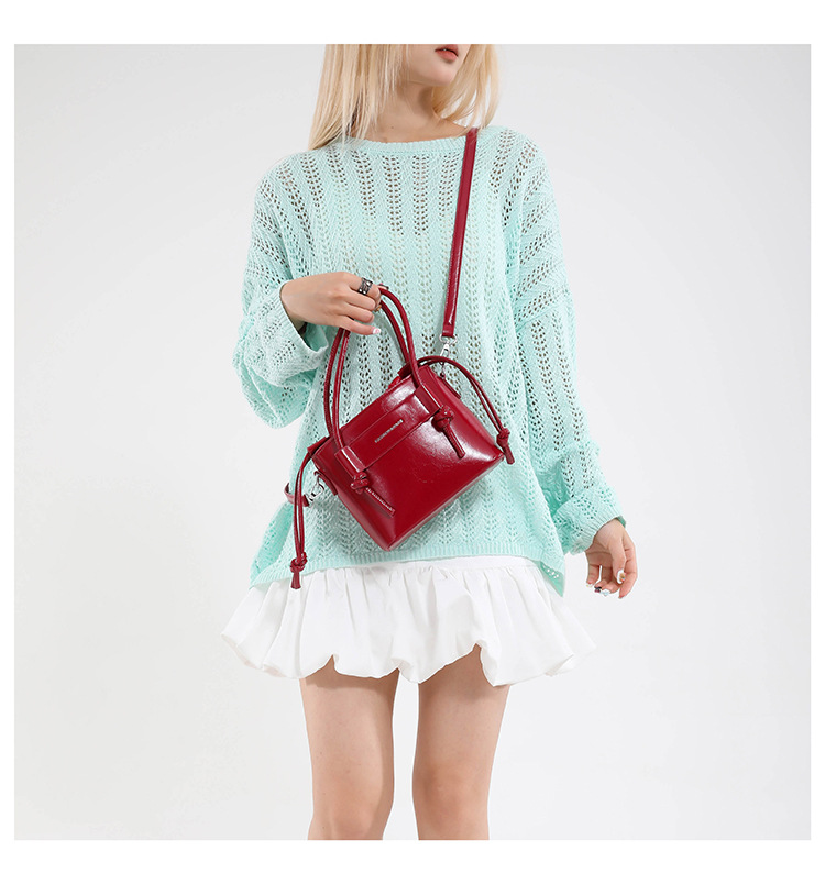 A new 2025 versatile, casual and simple large-capacity handbag for commuting, a lightweight solid color crossbody bag for women in summer undefined