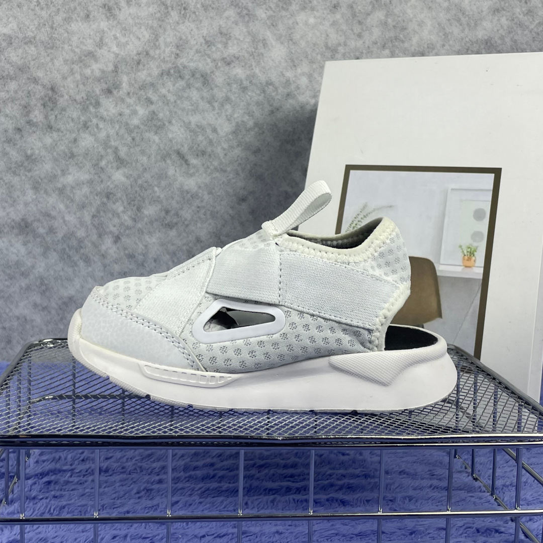 Children's anti-kick soft-soled sandals, with hollow mesh uppers, breathable and comfortable