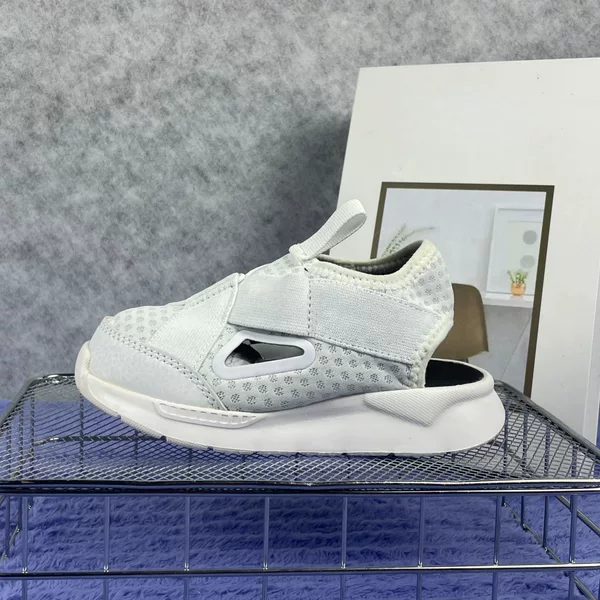 Children's anti-kick soft-soled sandals, with hollow mesh uppers, breathable and comfortable