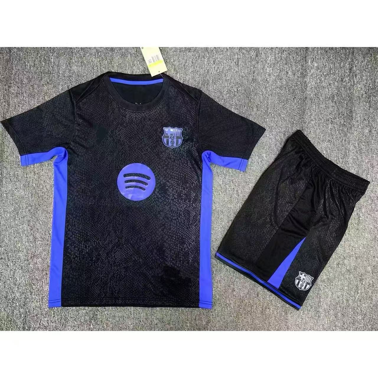 Traje negro de marca compartida 2526 Barcelona