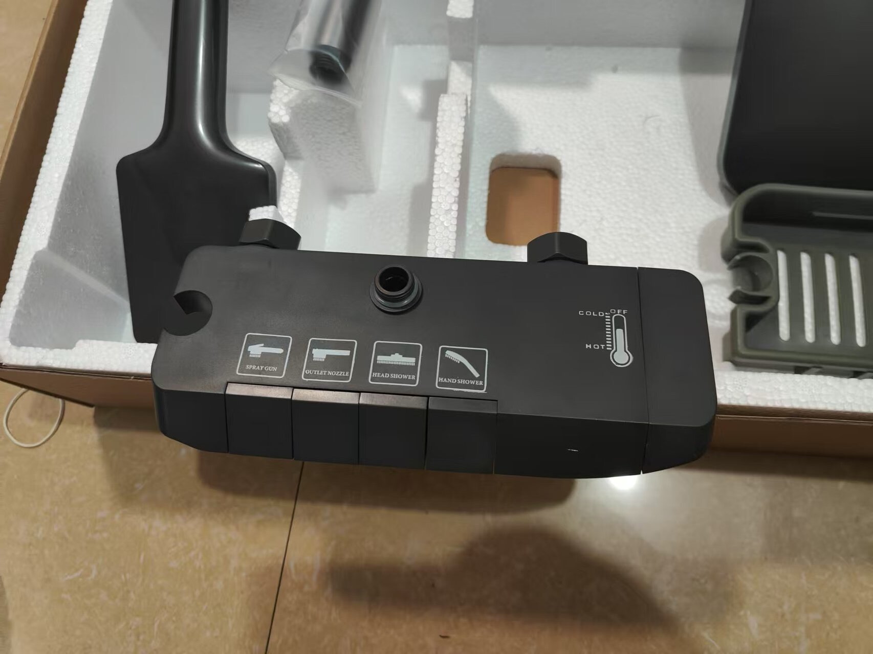 Factory price gun, grey space aluminum aircraft carrier, piano key, four-speed set, booster spray gun, engineering hotel rental room Application Scenario