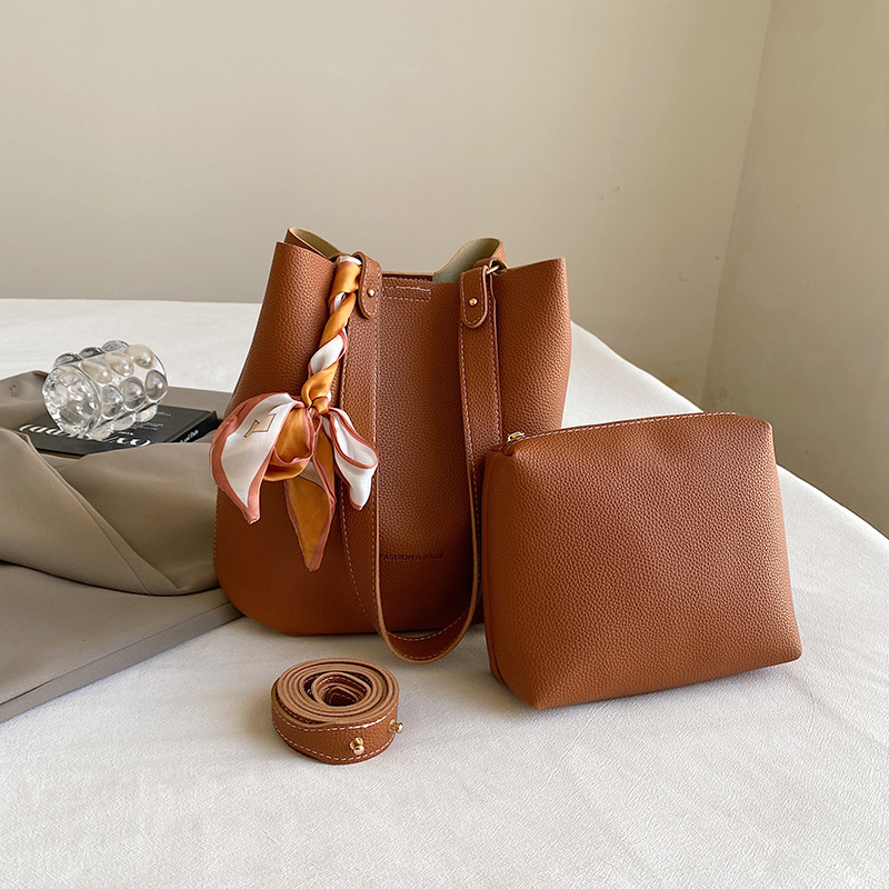 Bolso para mujeres 2024 nuevo otoño invierno alta sensación de bolso de hombro de gran capacidad de viaje bolso de cubo de agua bolso de mochila universal