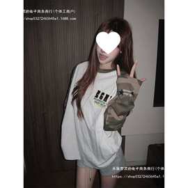 【克休闲】+后包 字母绣花迷彩撞色拼接宽松长袖恤女实价磨毛圆领