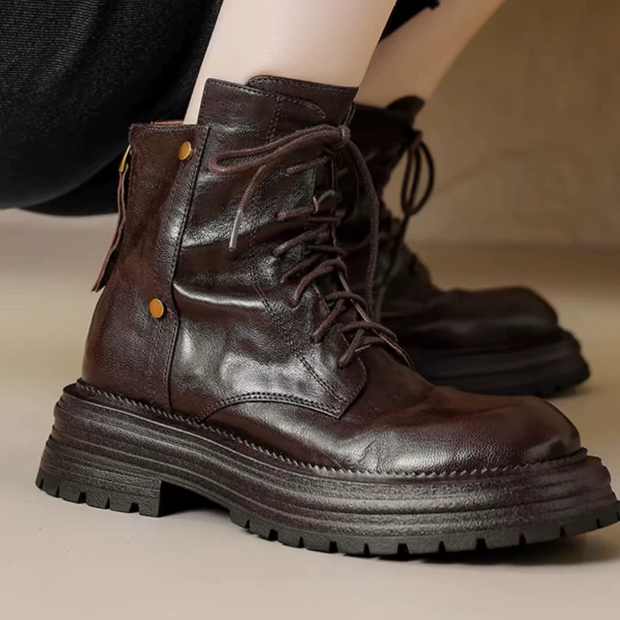 Qiangshengda ~ европейские и американские коричневые короткие сапоги из ручной кожи на толстой подошве для женщин, осенне-зимние сапоги в британском стиле с круглым носком 2024 года.