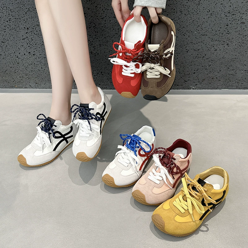 Женские универсальные легкие кроссовки из натуральной кожи на мягкой подошве с внутренним увеличением роста, новая летняя спортивная повседневная женская обувь 2025 года.