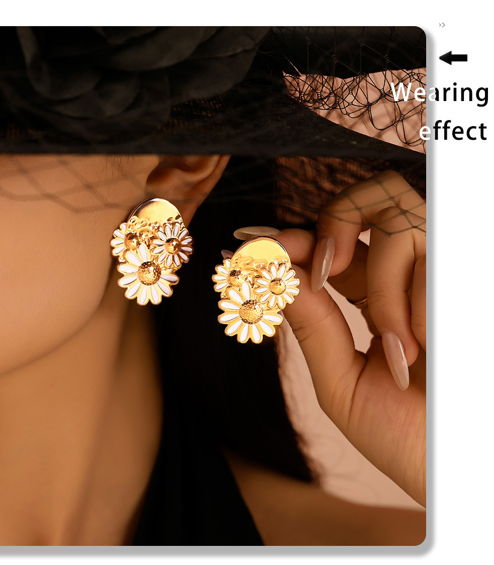 Boucles d'oreilles chrysanthème de style INS européen et américain Boucles d'oreilles goutte à goutte d'huile de marguerite en acier au titane Boucles d'oreilles rétro de tempérament pour femmes_voghion.com