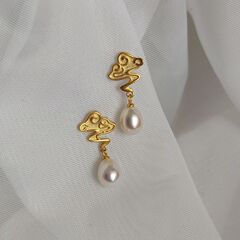 レトロな真珠のピアスの色の古法は金色のイヤリングをめっきします。