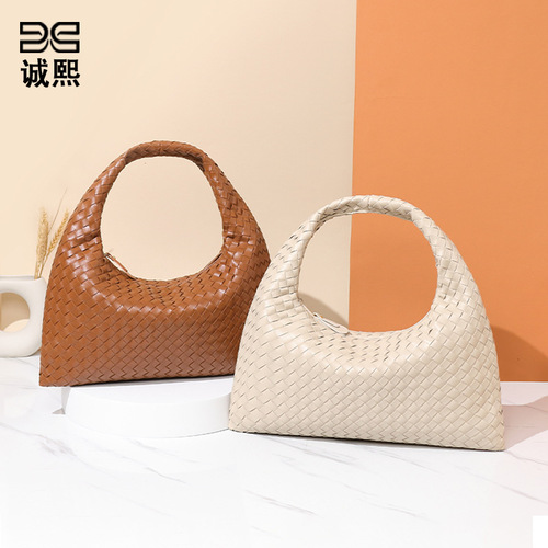 Commuter Versatile Large Capacity Retro Handbag for Women with Quality Casual Single Shoulder Bag Fashion Hand-woven Bag