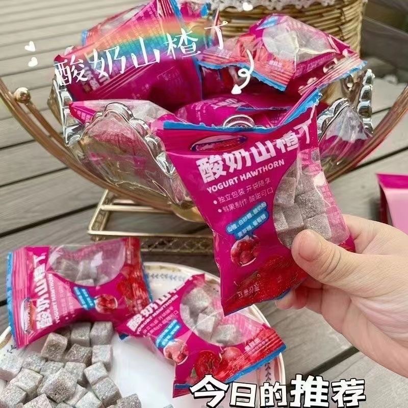 Yogurt Honeysuckle Cubes, a delicious snack with both sour and sweet flavors, individually packaged small cubes, 728g per bag