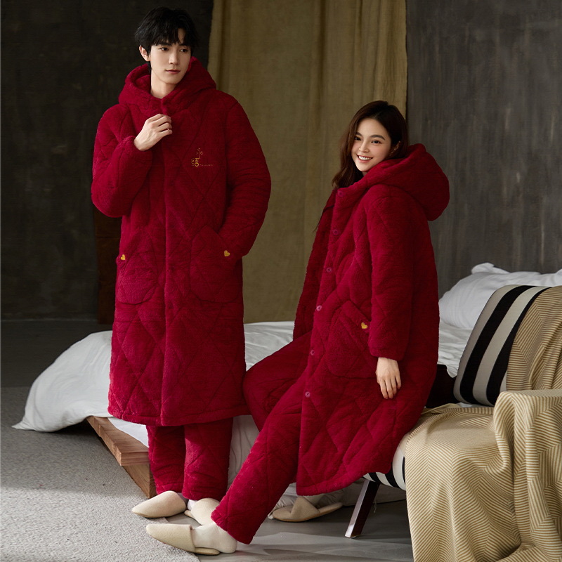 Pajamas de pareja rojos de invierno de terciopelo de tres capas gruesas entrelazadas de coral terciopelo encapuchado conjunto de pijamas casados