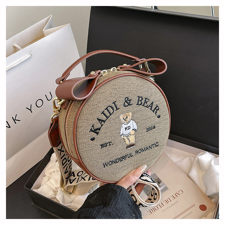 Bolso de lona con bordado de oso, modelo 2026, para mujer, bolso popular para teléfono móvil con correa ancha para el hombro, bolso bandolera de un solo hombro, bolso pequeño.