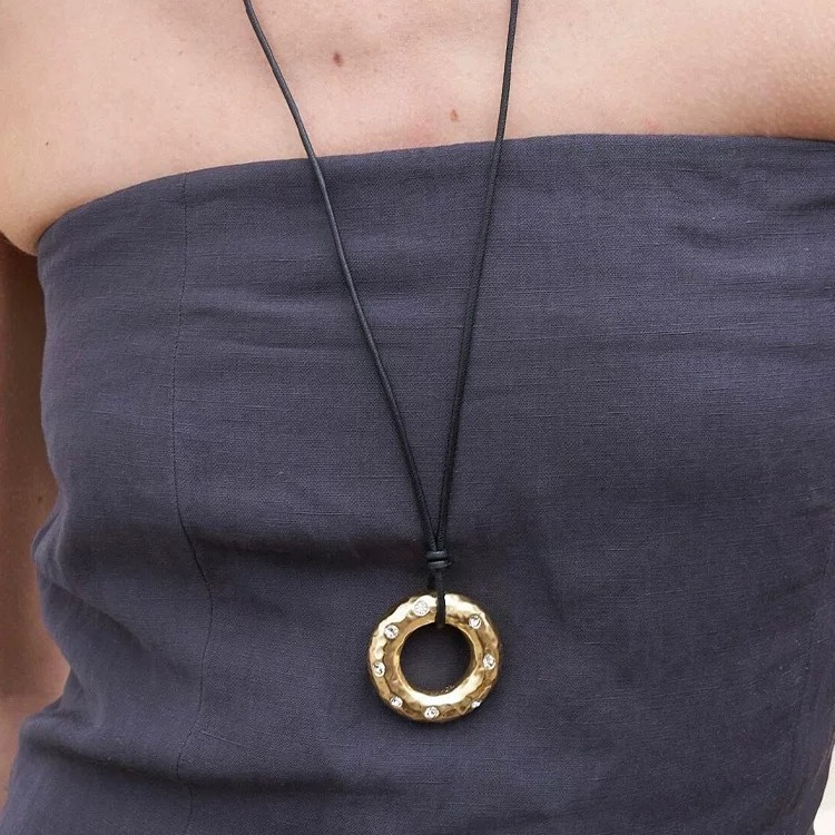 Blogger el mismo collar de anillo de donas de alta gama, lujo ligero, moda de nicho, patrón de martillo, cadena de suéter larga de diamantes