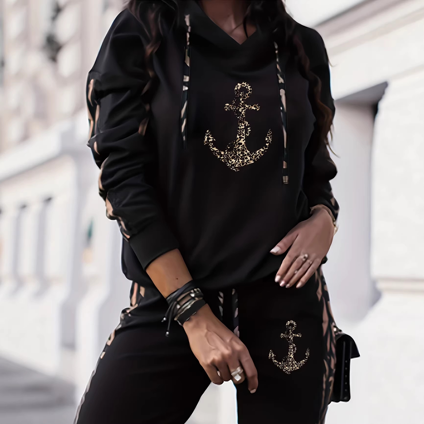 Conjunto de pantalón y chaqueta elegante de manga larga en color blanco para mujer, estampado de leopardo y anclas. Ideal para vacaciones, uso diario y para el trabajo._voghion.com