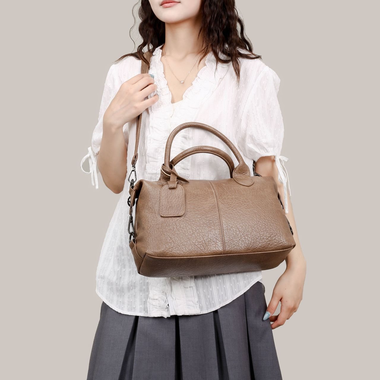 Stylish and luxurious crossbody bag, perfect as a gift for the Qixi Festival, featuring a relaxed and chic design, ideal for outings in autumn and winter, and offering a large capacity