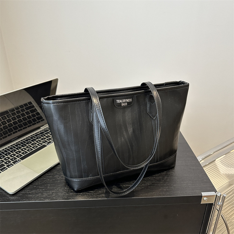 Bolsa de viaje simple y de gran capacidad para mujeres 2024 nueva moda coreana bolsa de moda bolsa de hombro personalidad extranjera