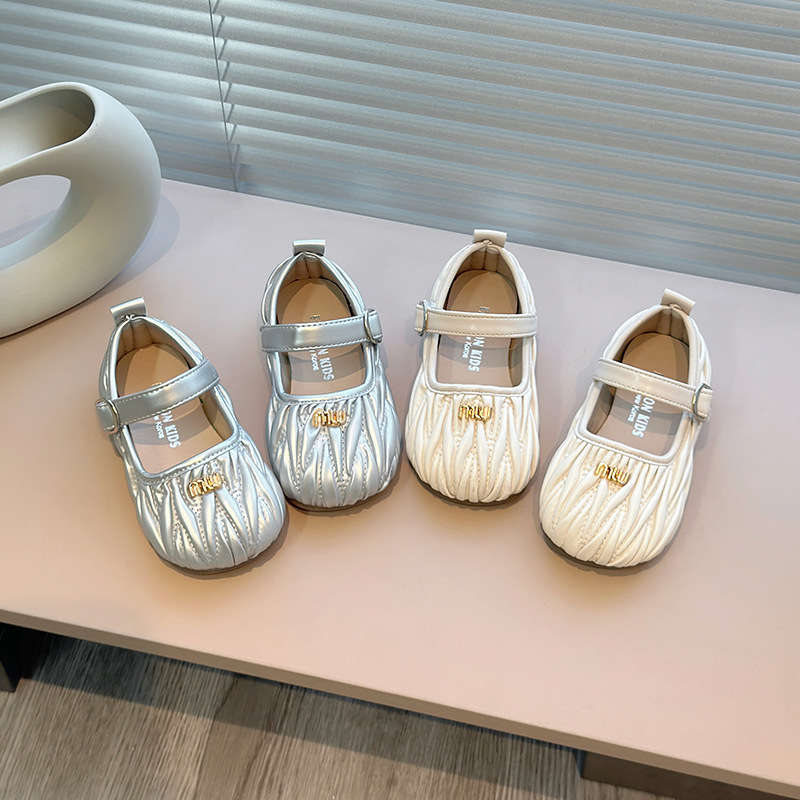 Zapatos de cuero para niñas 2025 primavera y otoño nuevos zapatos para niños pequeños zapatos de princesa fragantes para niñas zapatos de frijoles de suela blanda para bebés image 1