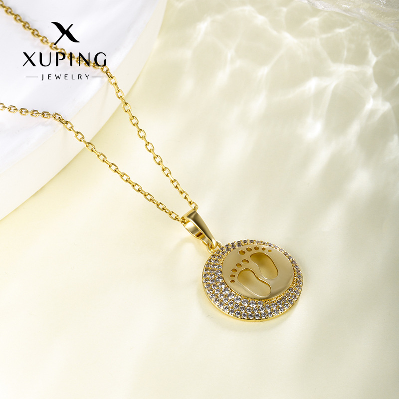 Xuping joyería colgante de huella de pie redondo hueco diseño creativo collar de diamond collar conmemorativo al por mayor