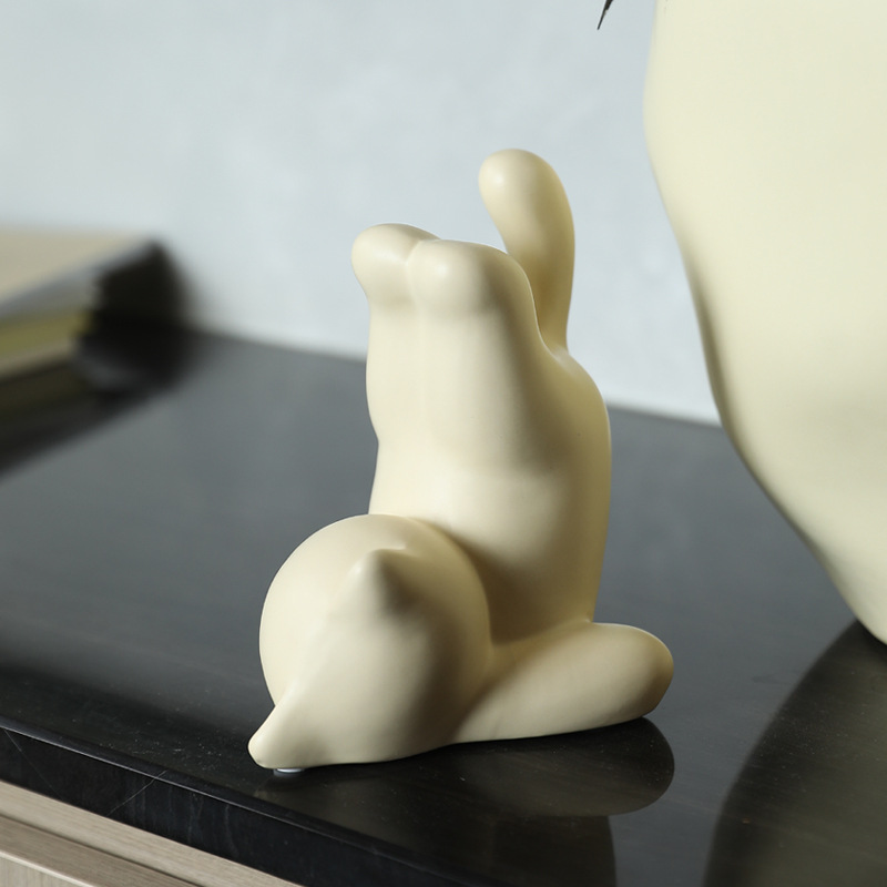 Ins cream viento adorno de gato de cerámica invertido sala de estar mueble de TV mueble de vino para el hogar escritorio decoración suave creativa