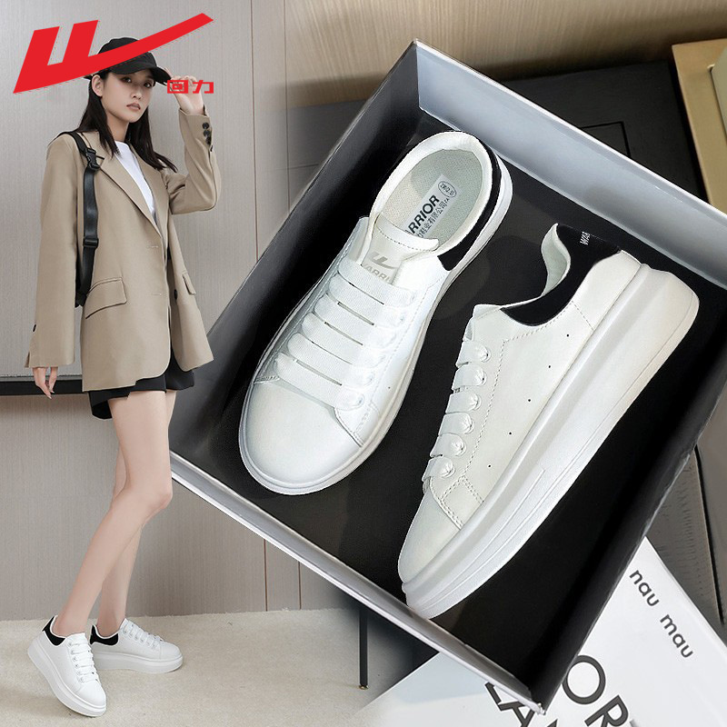 Zapatillas blancas transpirables unisex de suela gruesa, zapatos casuales cómodos estilo skate, calzado ligero de moda estilo universitario al por mayor.