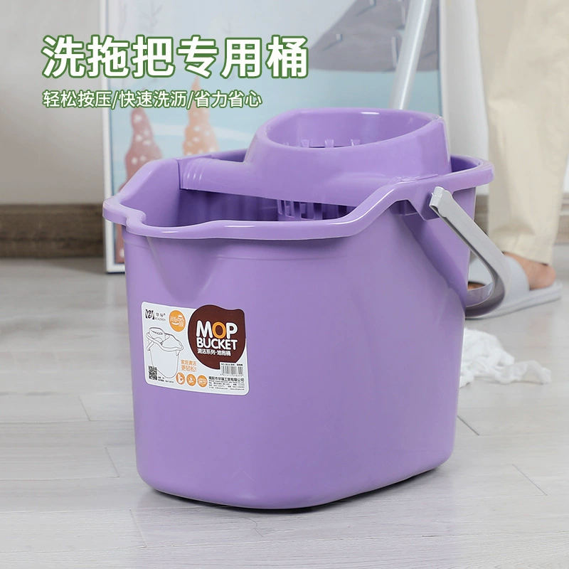 Большое ведро для швабры с колесами и корзиной для отжима швабры.