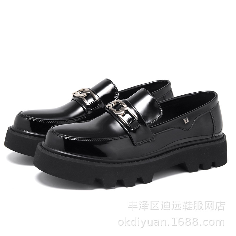 2024 otoño y invierno casuales zapatos de cuero brillantes de mediana edad hombres vestidos formales zapatos de peluquería de negocios zapatos de suela gruesa juvenil zapatos al por mayor