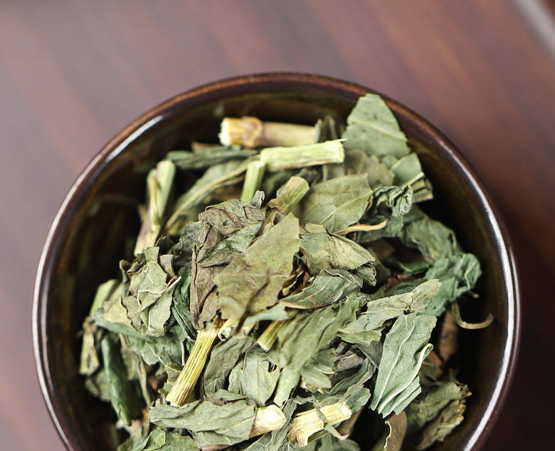 Huoxiang Peilan Zhuye Green Tea Blend 65g Canister Traditional Chinese Herbal Tea for Daily Brewing in use