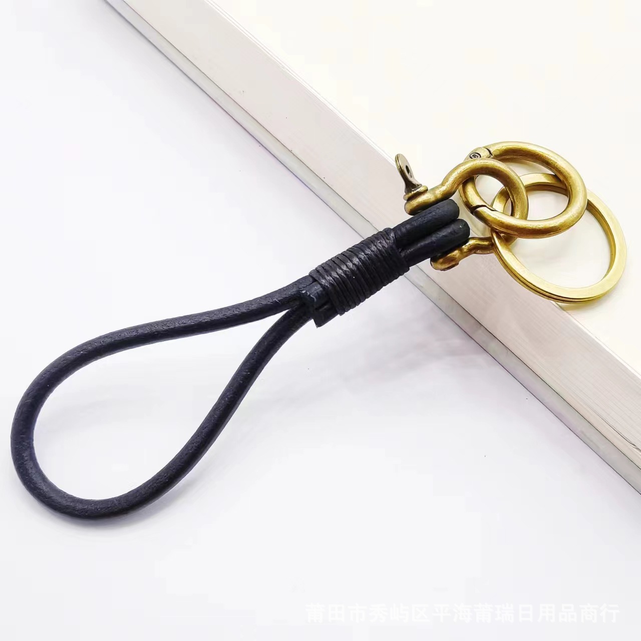 純粋な天然の本色の牛の縄のキーホルダーは自動車のチェーンの復古の簡単な包みを編みます。