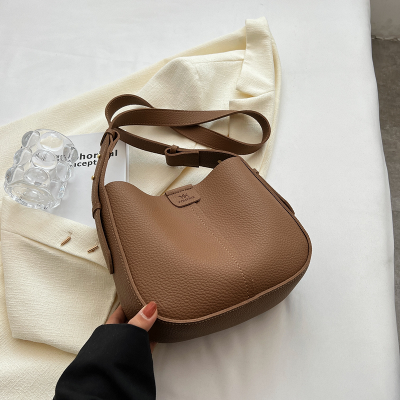 Bolso de hombro de cuero suave para mujer 2023, diseño de nicho, gran capacidad, estilo cubo