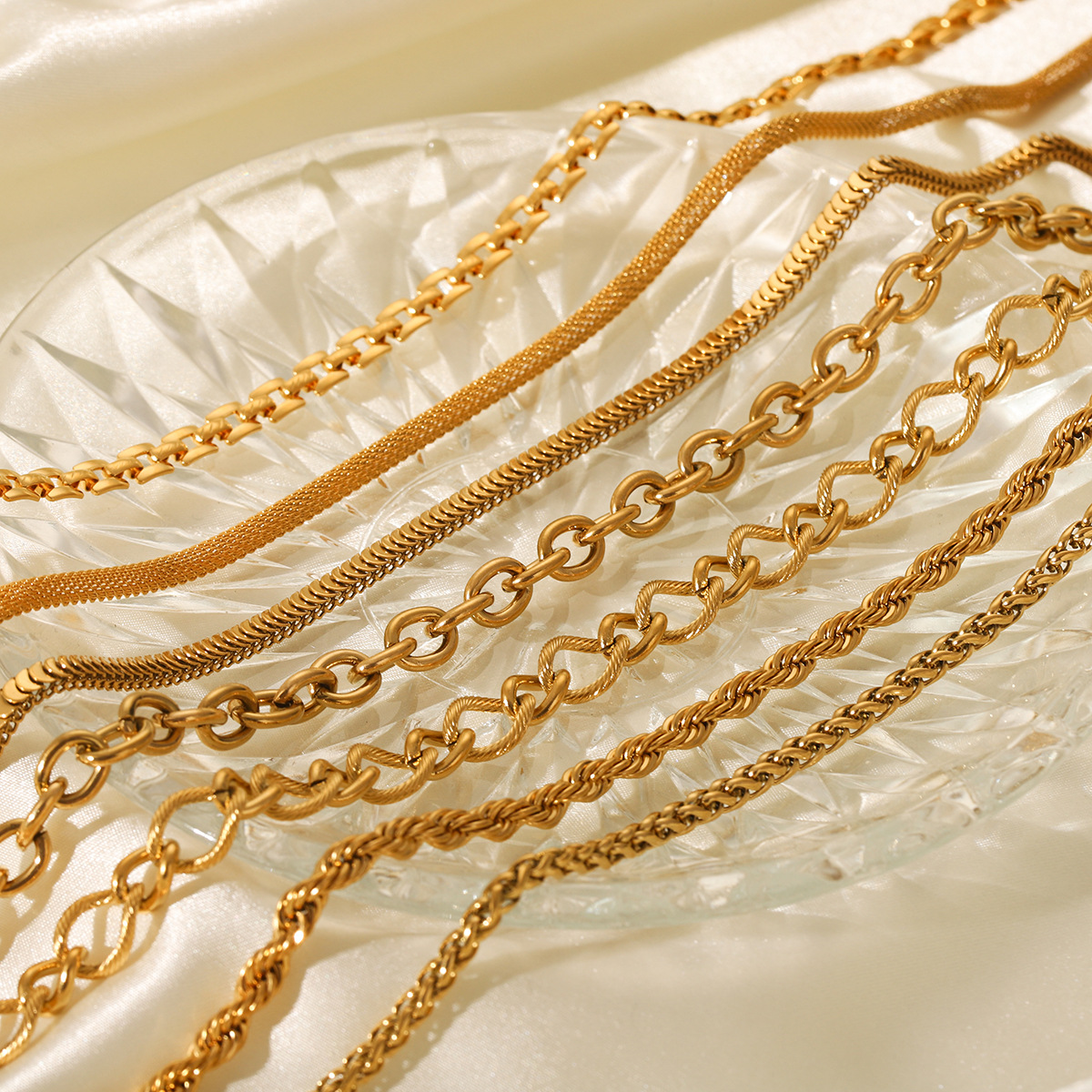 Collar de cadena de acero inoxidable de venta caliente transfronteriza en Europa y los Estados Unidos moda femenina versátil acero de titanio sin desvanecerse collar de alta gama