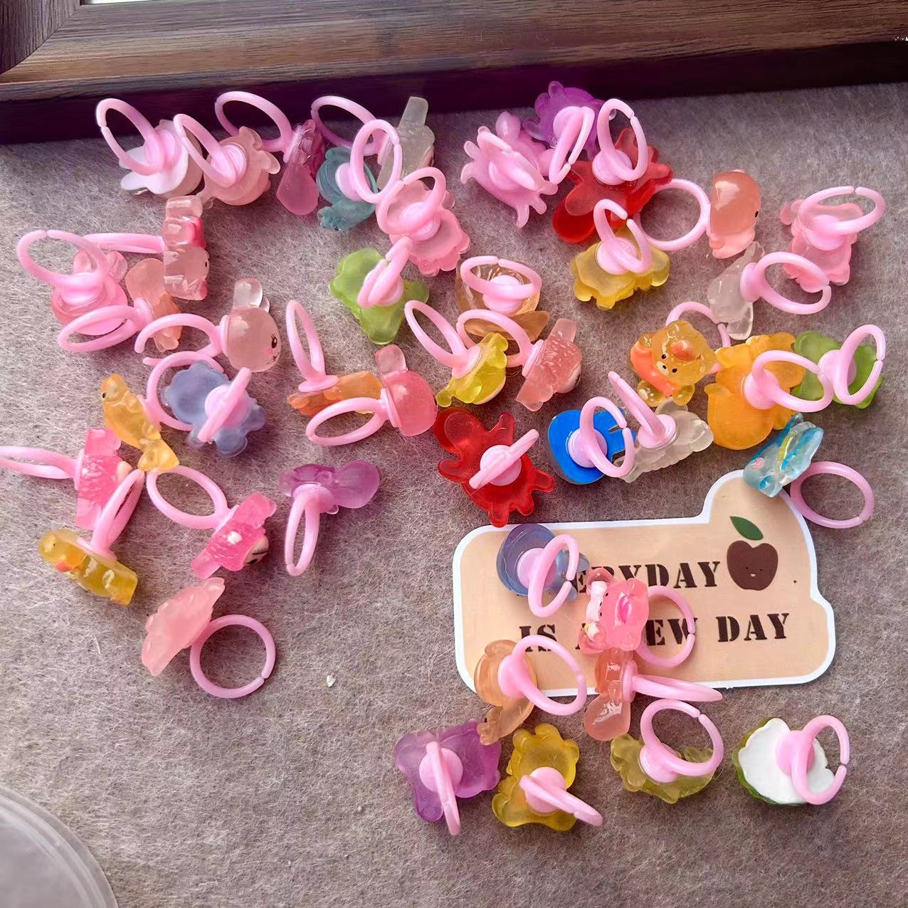 Anillo de apertura de luz nocturna para niños niñas regalos de cumpleaños sexta juguete de bebé anillo de princesa de plástico al por mayor