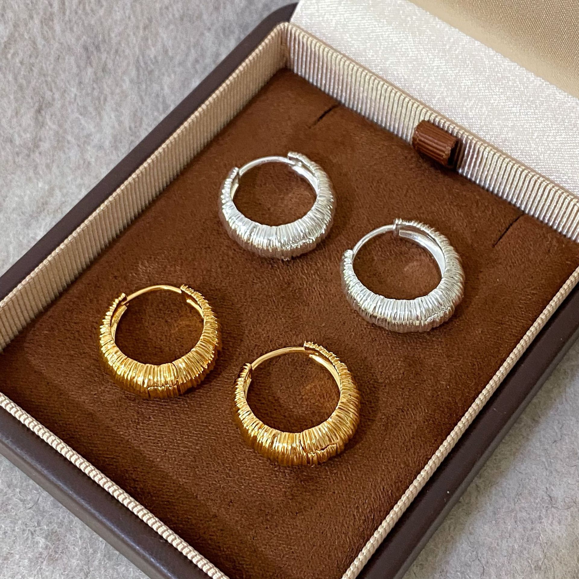 Copper Gold-Plated European and American Style Textured Minimalist Hoop Earrings for Women, New High-End Fashion Ear Cuffs and Ear Accessories