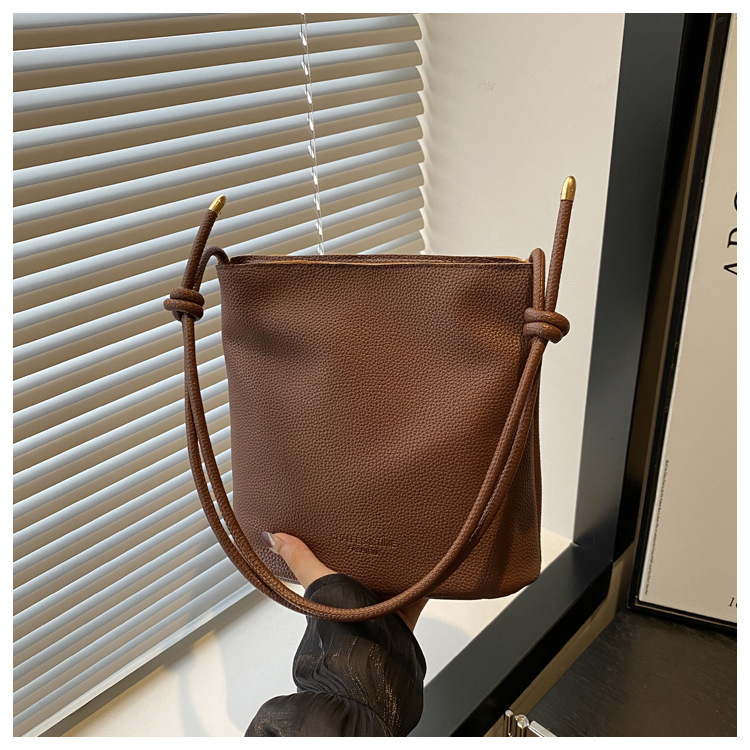 Solid-color simple single-shoulder casual. This year, the retro large-capacity 2024 new autumn crossbody bucket bag for women is in vogue undefined