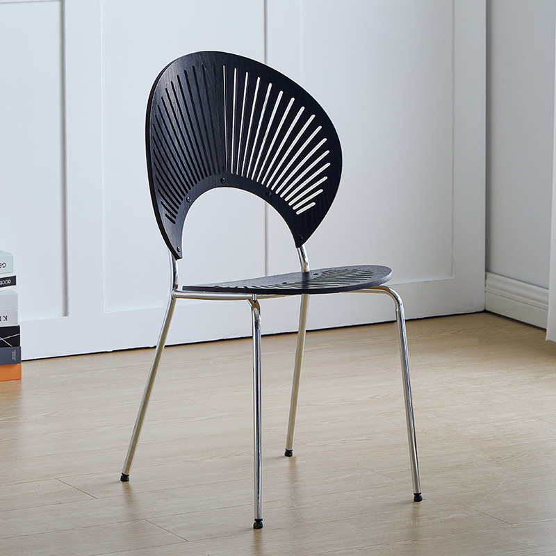 Silla Shell negro pierna de plata