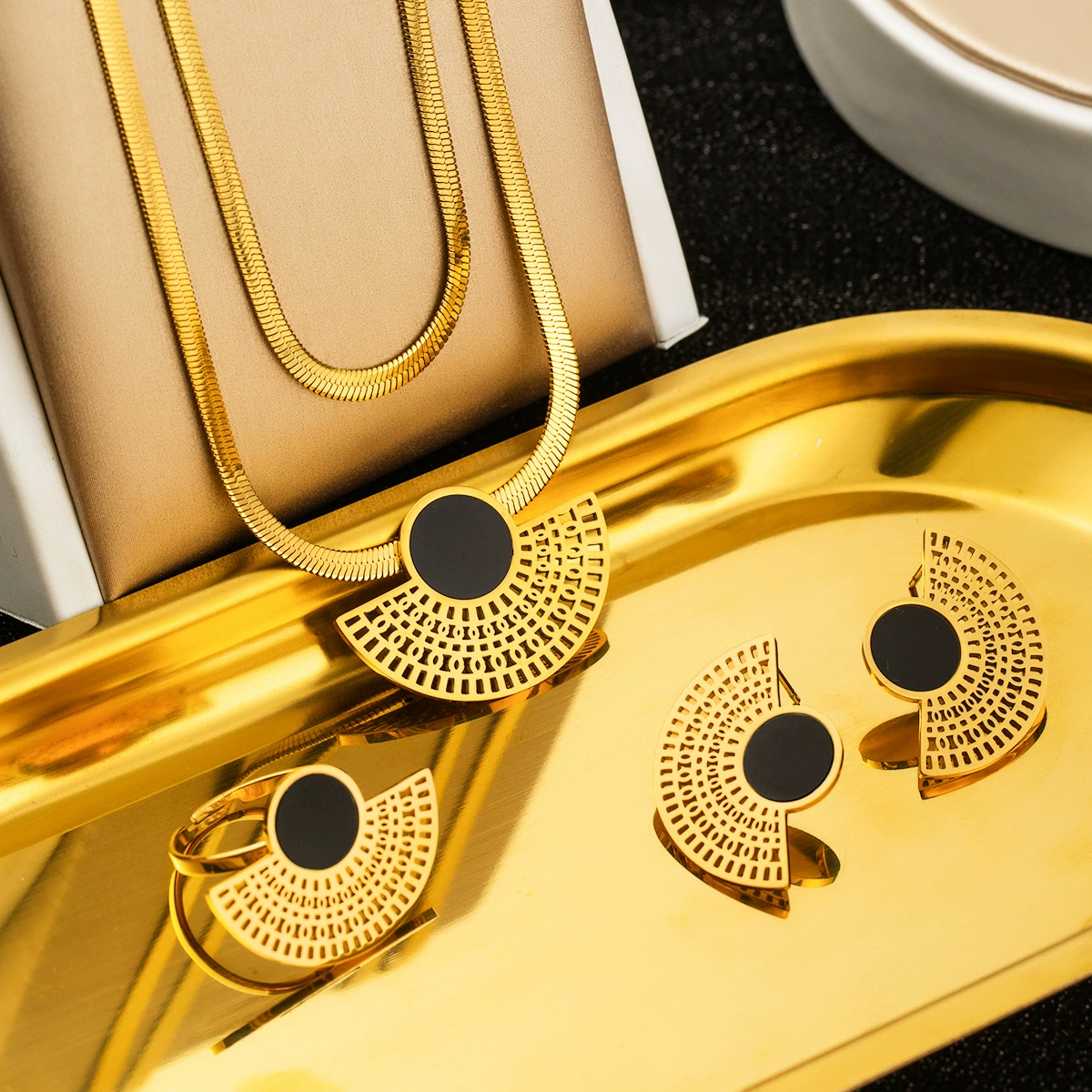 Набор украшений из титановой стали для трансграничной торговли: колье, серьги и кольцо, не тускнеет, новинка в европейском и американском стиле, легкая роскошь, нишевый дизайн, веерообразная черная ракушка из нержавеющей стали