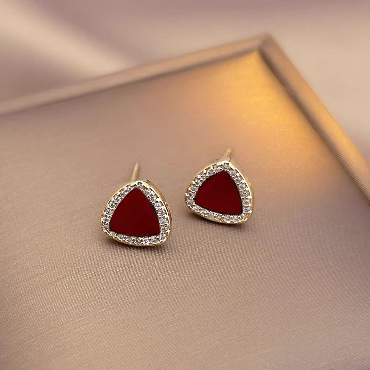 2025新款彩色三角形耳钉高级感轻奢小众百搭韩国流行耳饰