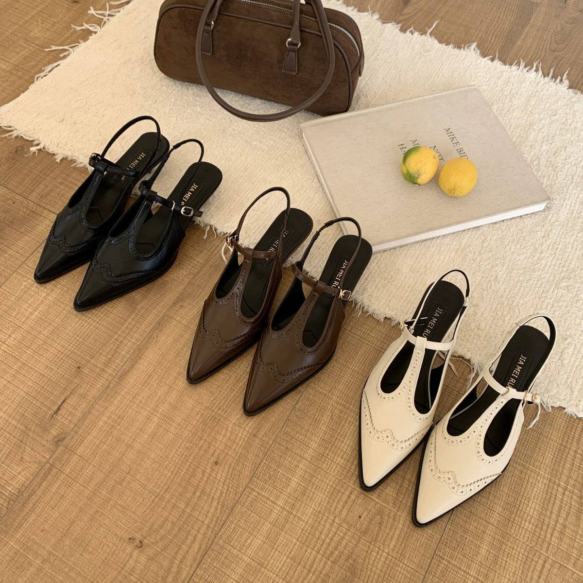 Британские модные босоножки с заостренным носком для женщин 2025, новые весенние с Т-образной пряжкой, на шпильке, с задним ремешком, на плоской подошве с неглубоким вырезом.