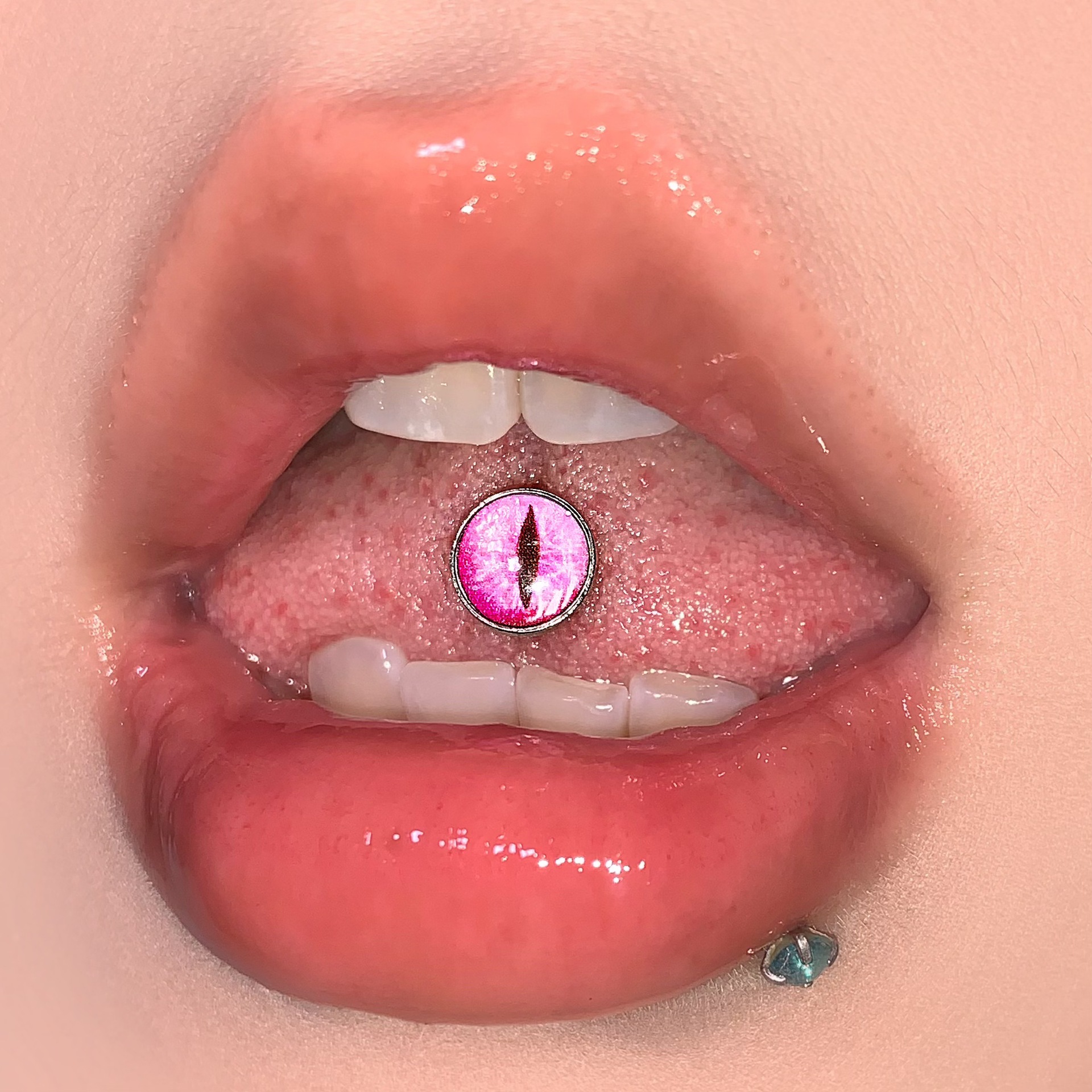 16G labret stud size and finish detail