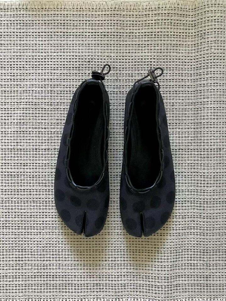 Giày búp bê nữ mũi tách ngón đế bệt, da thật phối lưới chấm bi, kiểu xỏ chân mềm — Màu nhạt, Màu tối chi tiết 3