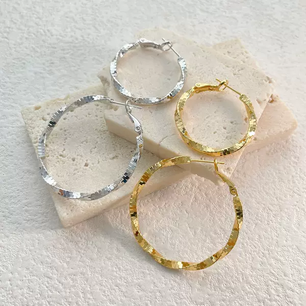 Real gold-plated chunky silver exaggerated large hoop earrings, unique cool and elegant style, brass plated real gold earrings